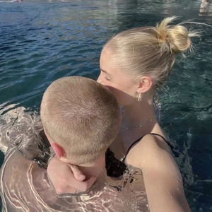 奷漂亮少妇高潮A片欧美剃刀边缘
